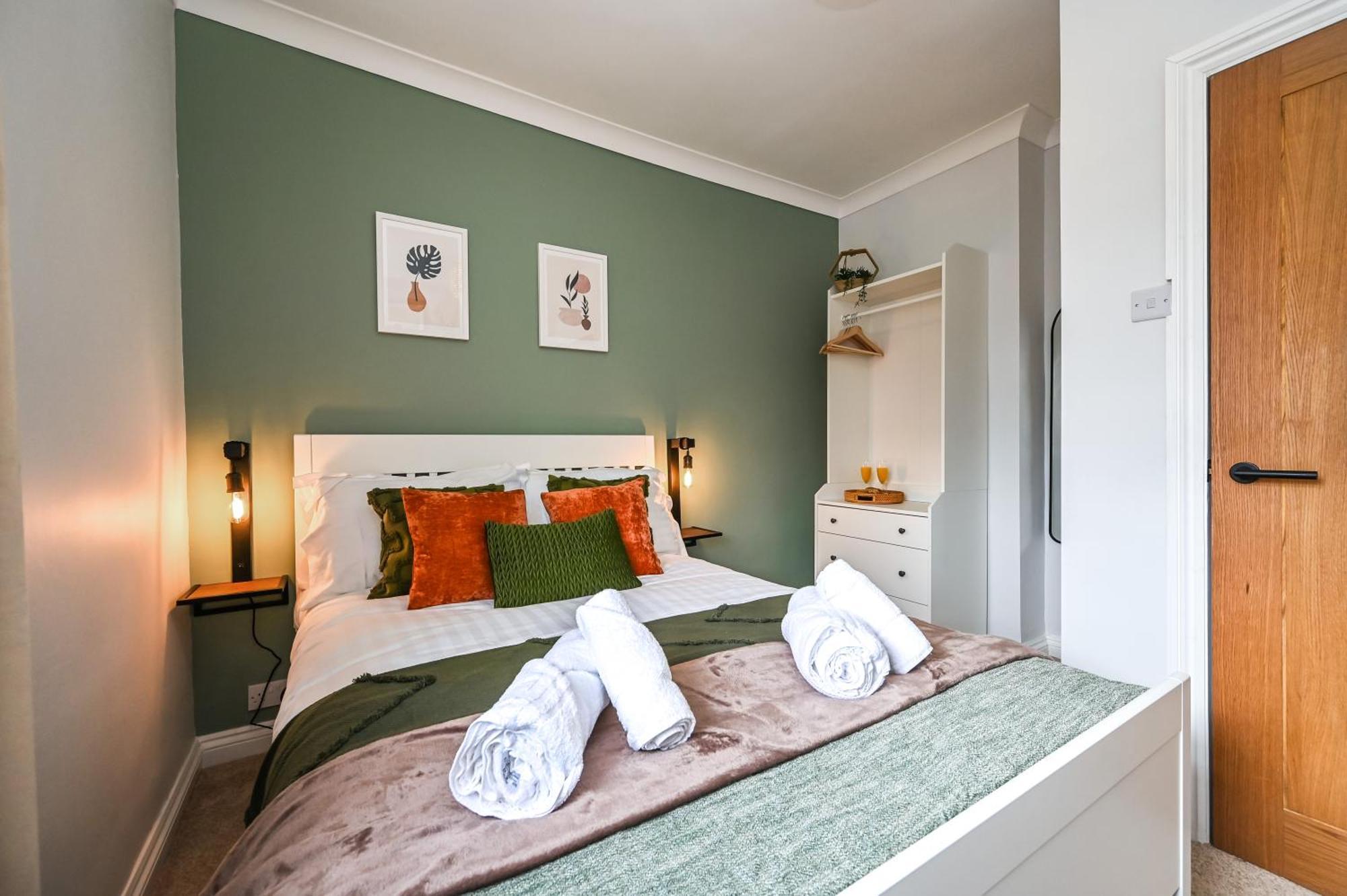 Urban Oasis, Stylish Townhouse In *