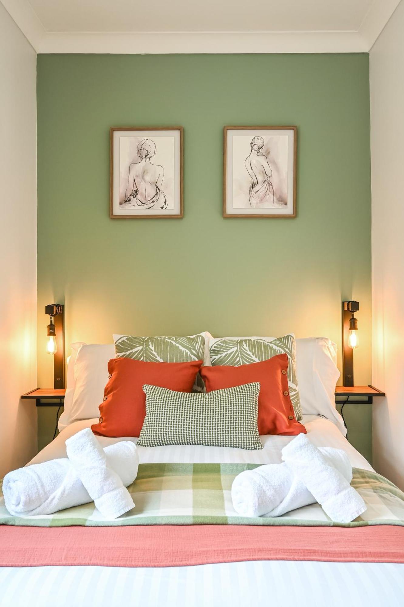 Urban Oasis, Stylish Townhouse In