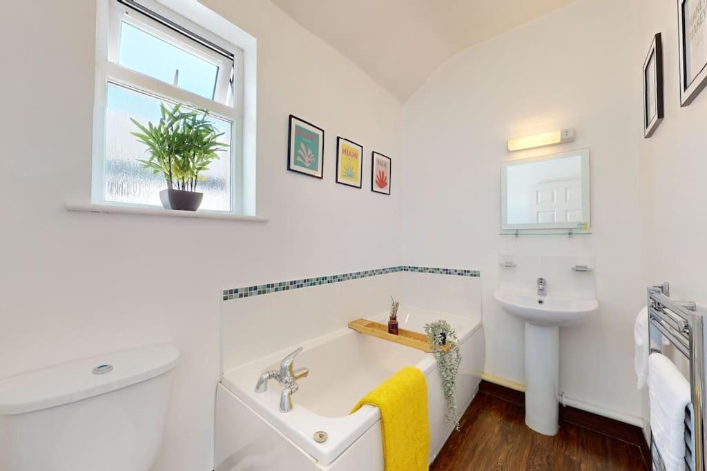 Centre - 2 Bed Apartment- Free Parking & Netflix