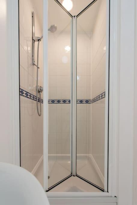 Centre 4 Bed House Free Parking Walk To Town Apartment