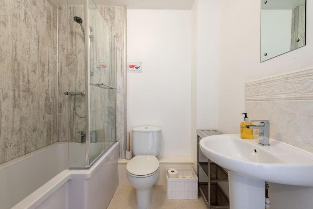 Centre 4 Bed House Free Parking Walk To Town *