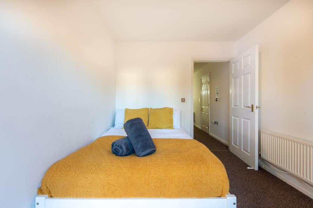 Centre 4 Bed House Free Parking Walk To Town