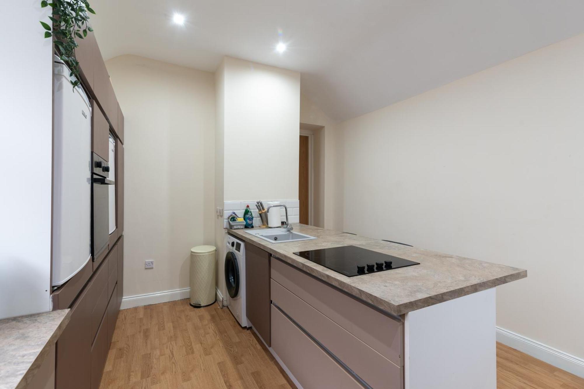 1 Bedroom Flat In Apartment *