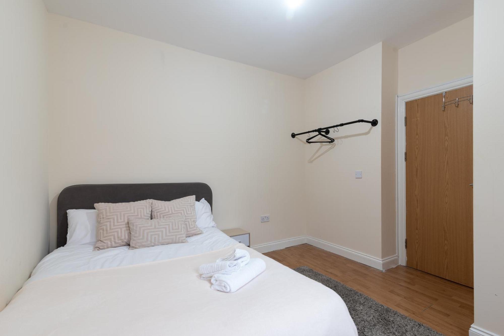 1 Bedroom Flat In Apartment