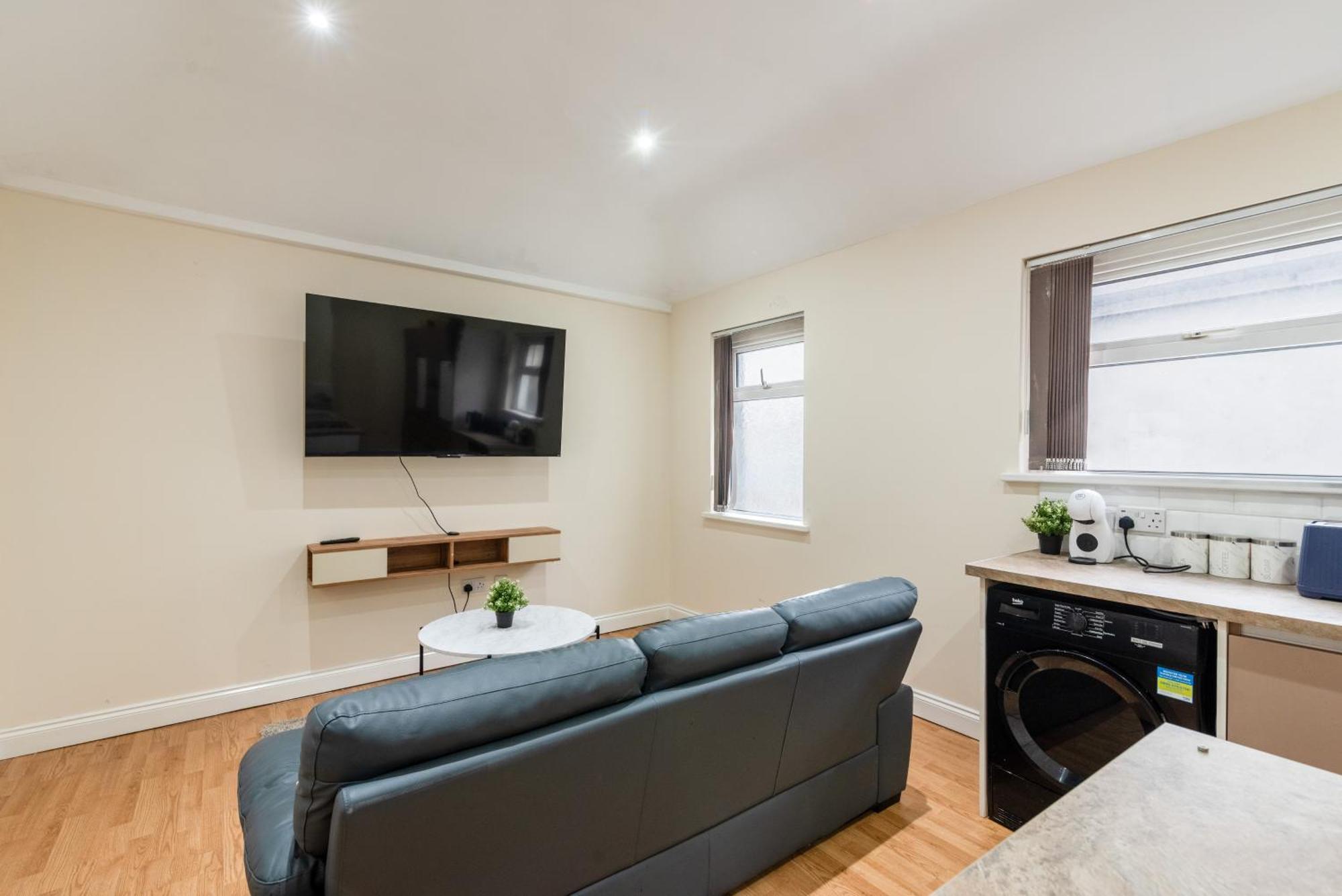 1 Bedroom Flat In Apartment *