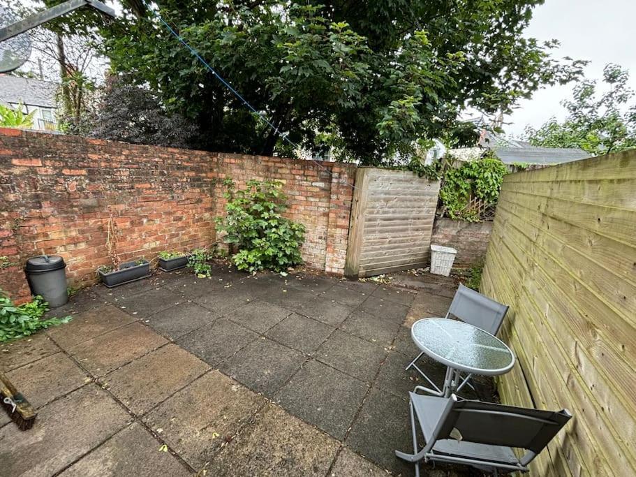 Spacious Pontcanna Apartment, Driveway Parking & 10 Min To Centre Apartment