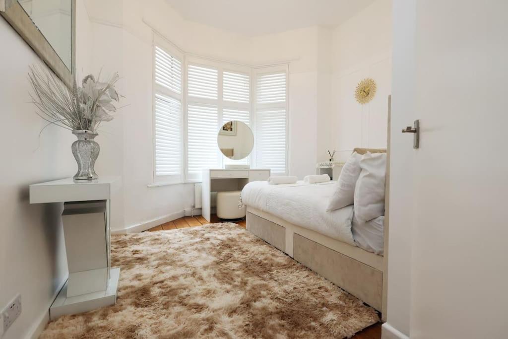Spacious Pontcanna Apartment, Driveway Parking & 10 Min To Centre *