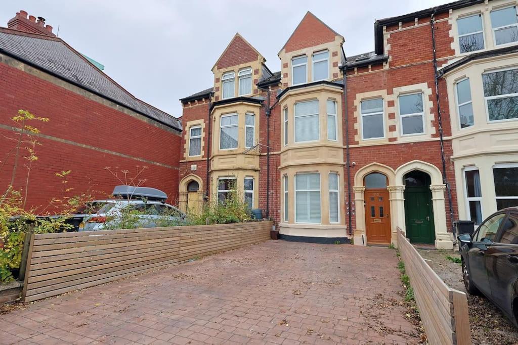 Spacious Pontcanna Apartment, Driveway Parking & 10 Min To Centre Apartment *