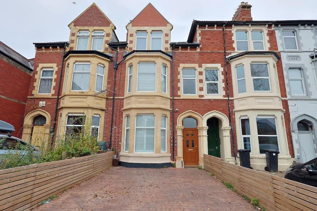 Spacious Pontcanna Apartment, Driveway Parking & 10 Min To Centre *