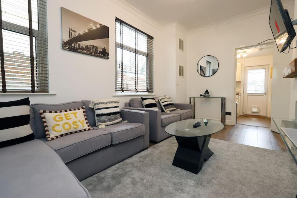 Spacious Pontcanna Apartment, Driveway Parking & 10 Min To Centre *