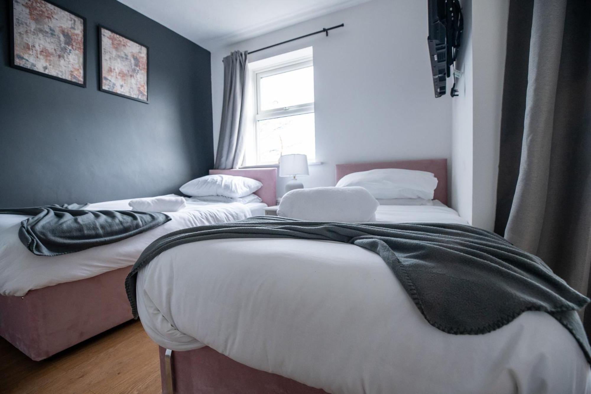 Stunning Wharf View 4 Bed Free Parking Holiday home Cardiff
