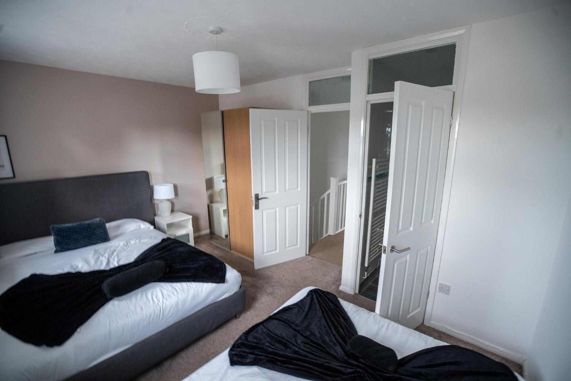 Stunning Wharf View 4 Bed Free Parking * Cardiff