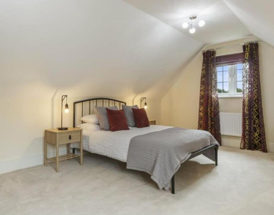 Sleeps 8 Holiday home Cardiff