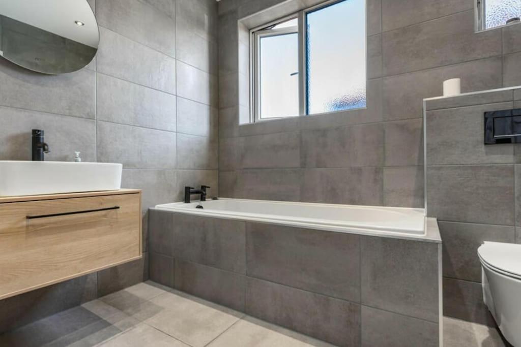 Sleeps 8 Cardiff