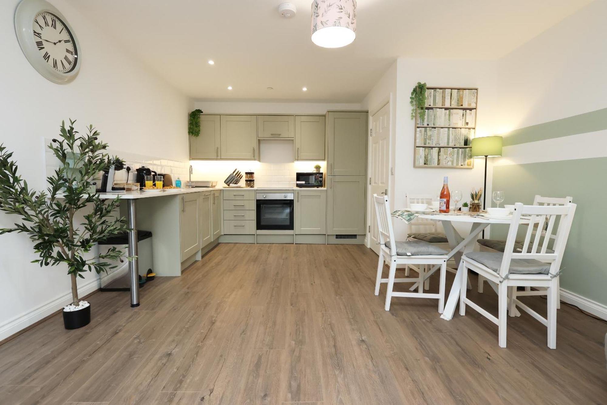 Large 2 Bed With Balcony And Private Parking Cardiff