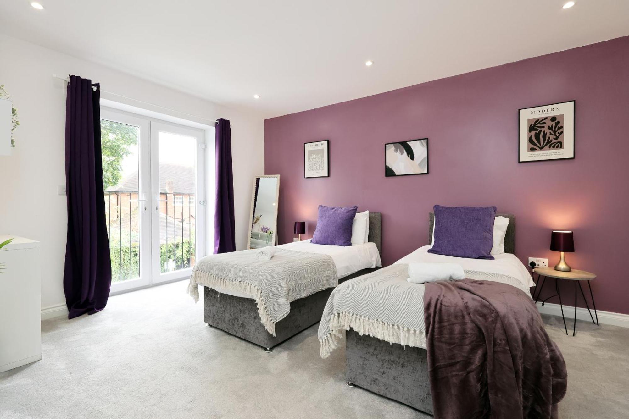 Holiday home Large 2 Bed With Balcony And Private Parking *