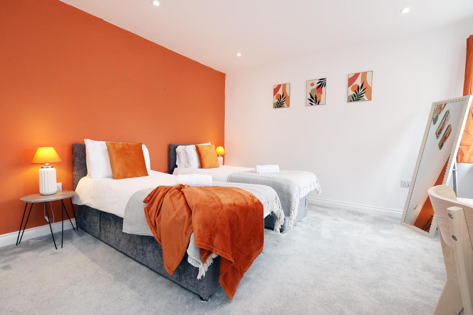 Large 2 Bed With Balcony And Private Parking Holiday home Cardiff