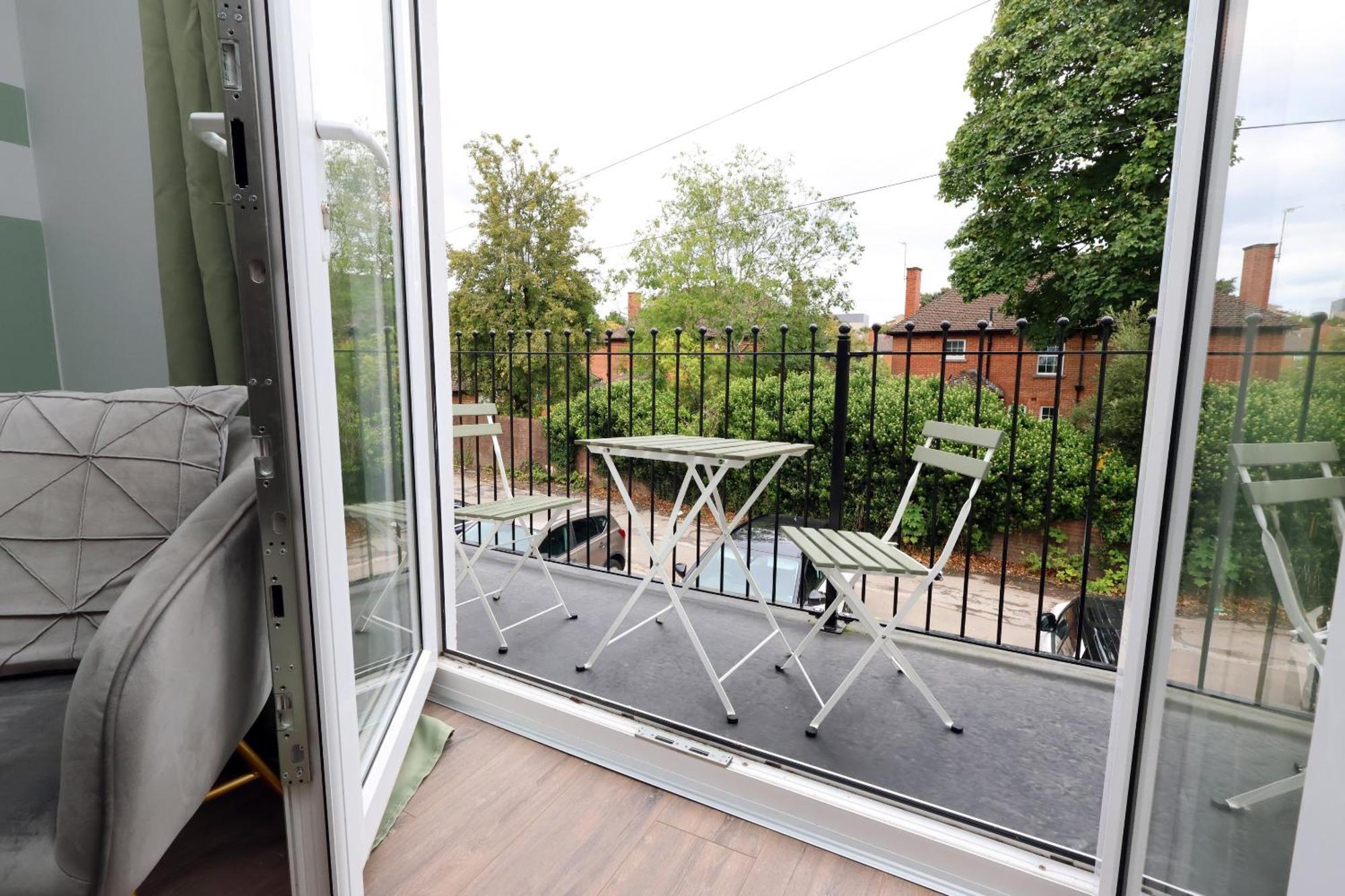 Large 2 Bed With Balcony And Private Parking
