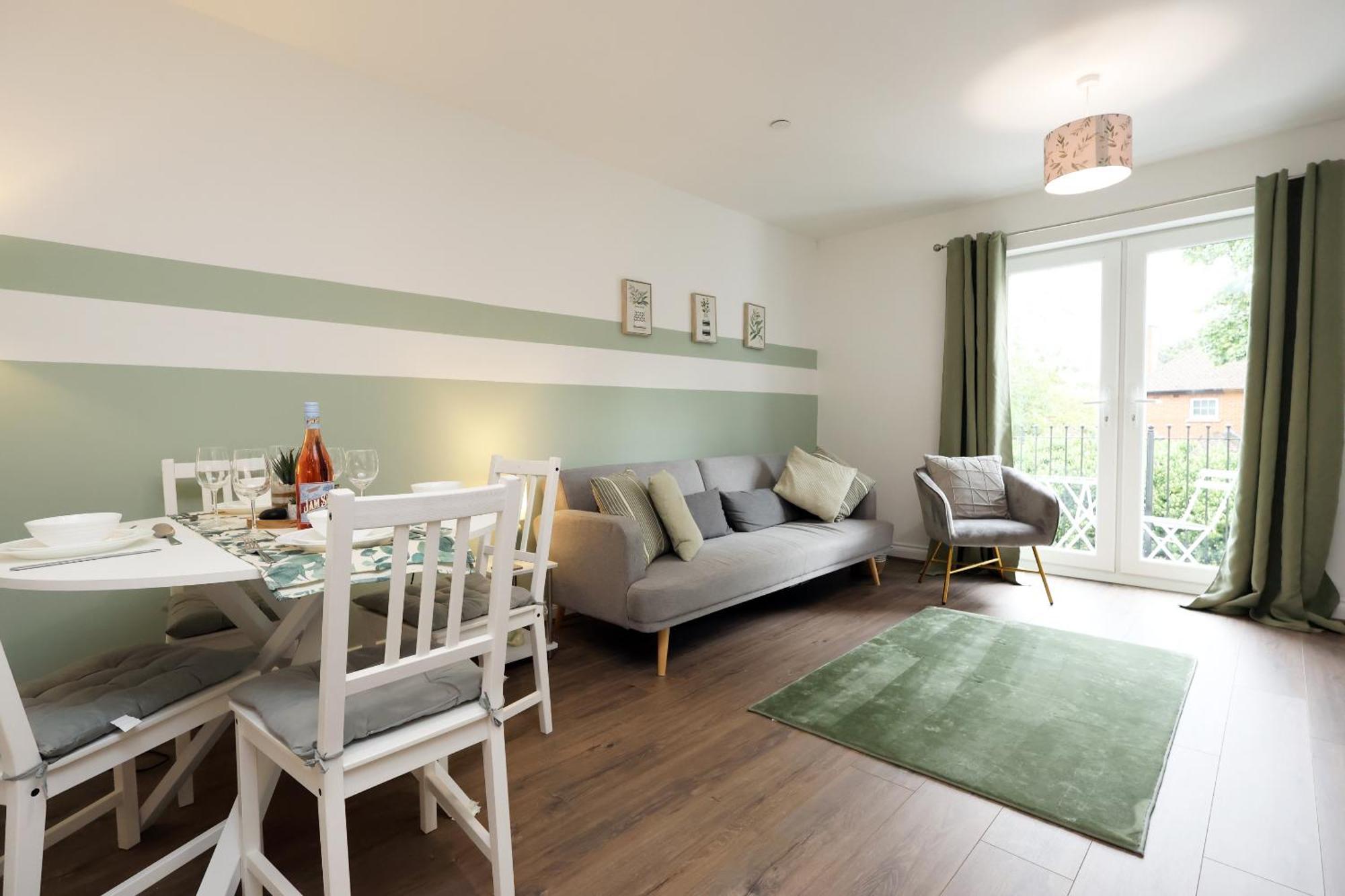 Holiday home Large 2 Bed With Balcony And Private Parking *