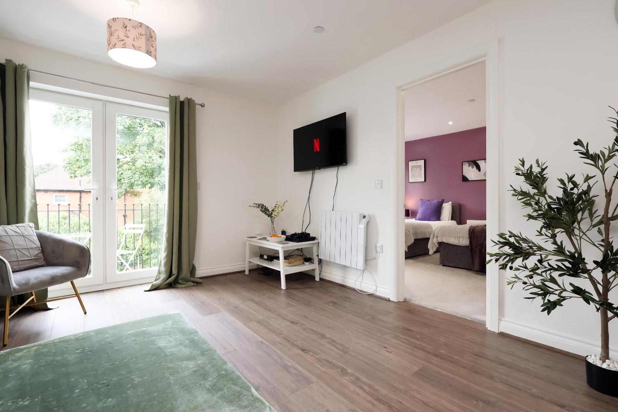 Large 2 Bed With Balcony And Private Parking * Cardiff