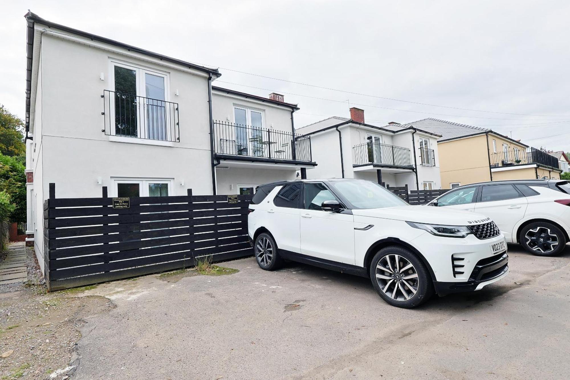 Large 2 Bed With Balcony And Private Parking Holiday home