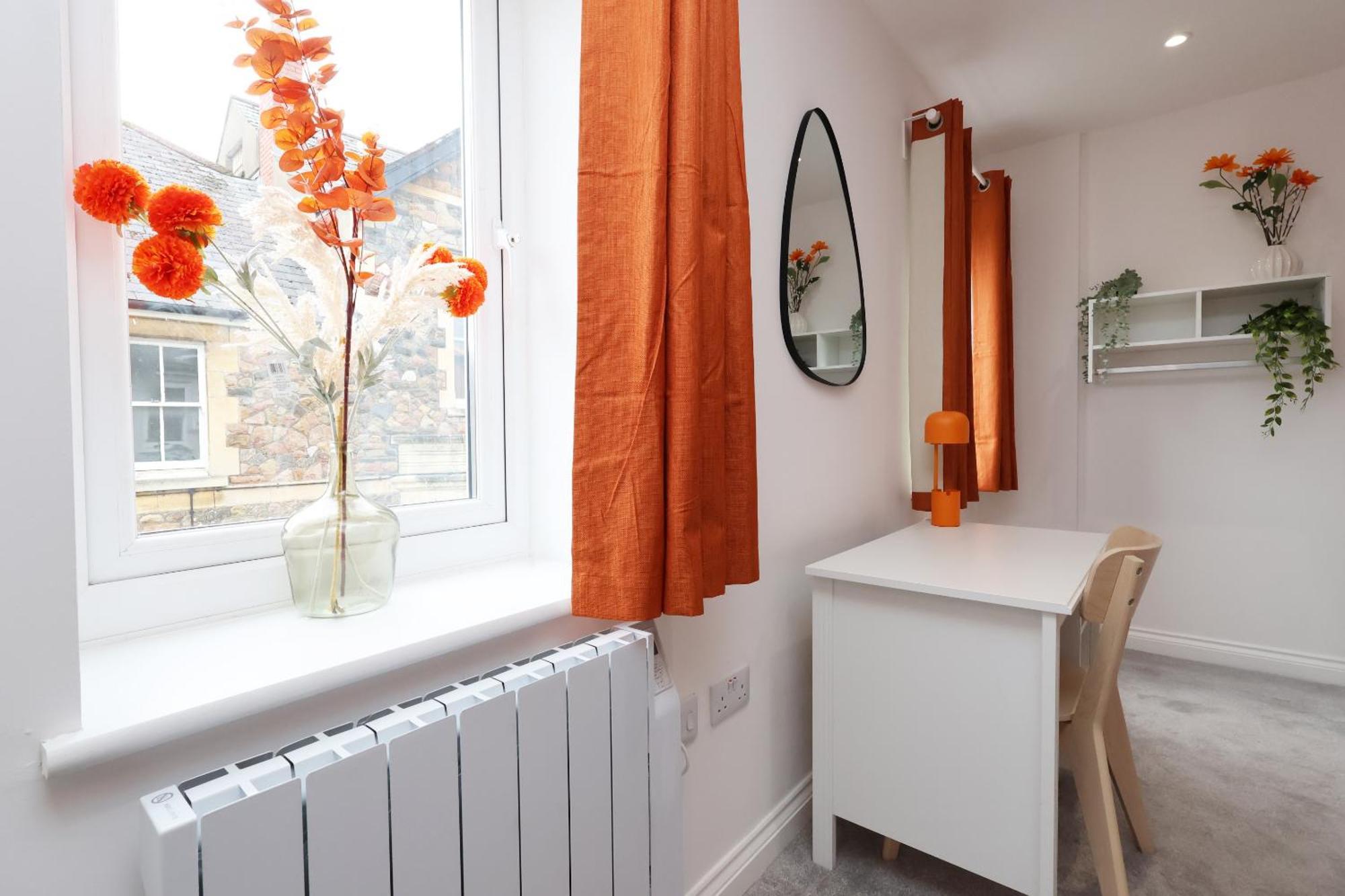 Large 2 Bed With Balcony And Private Parking Cardiff
