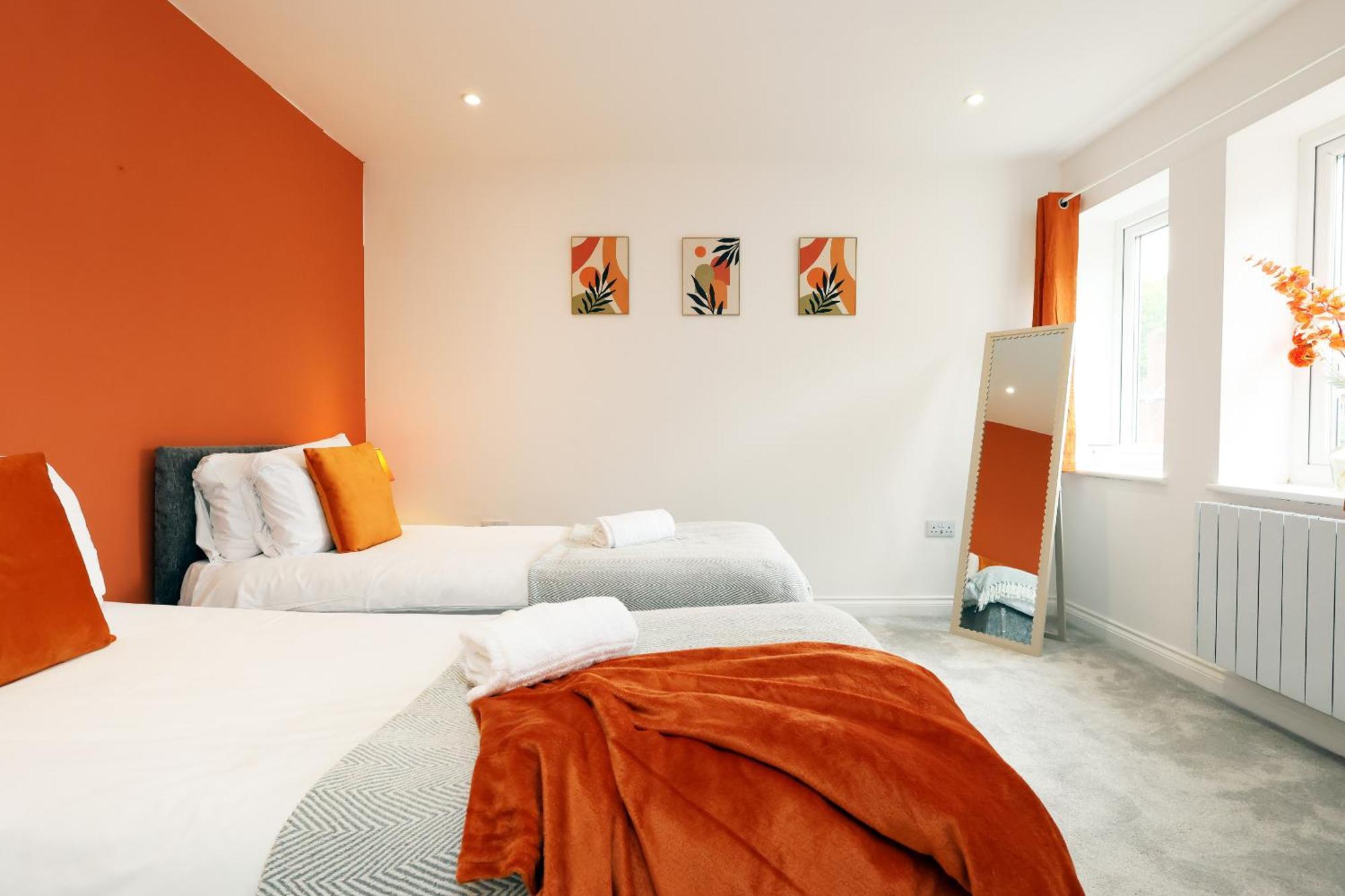 Large 2 Bed With Balcony And Private Parking Holiday home *