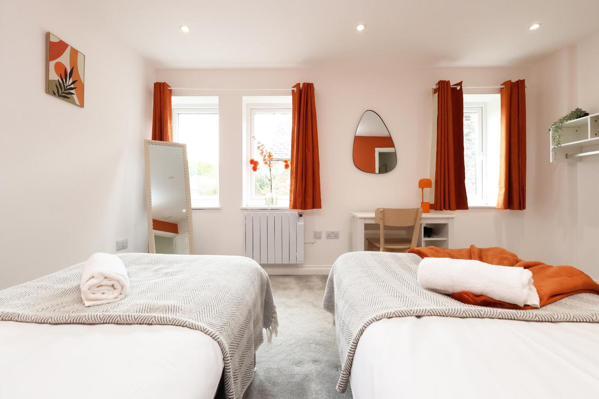 Large 2 Bed With Balcony And Private Parking * Cardiff