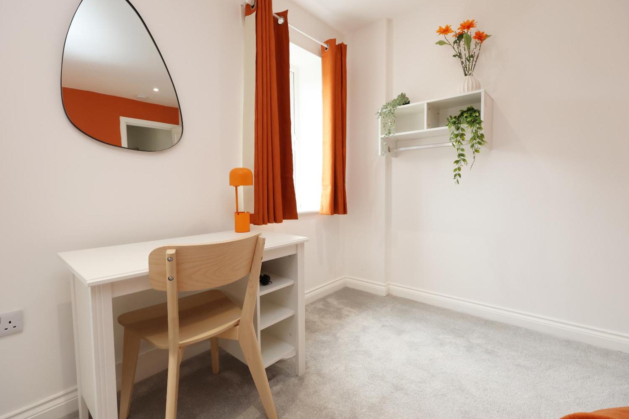 Large 2 Bed With Balcony And Private Parking Holiday home *