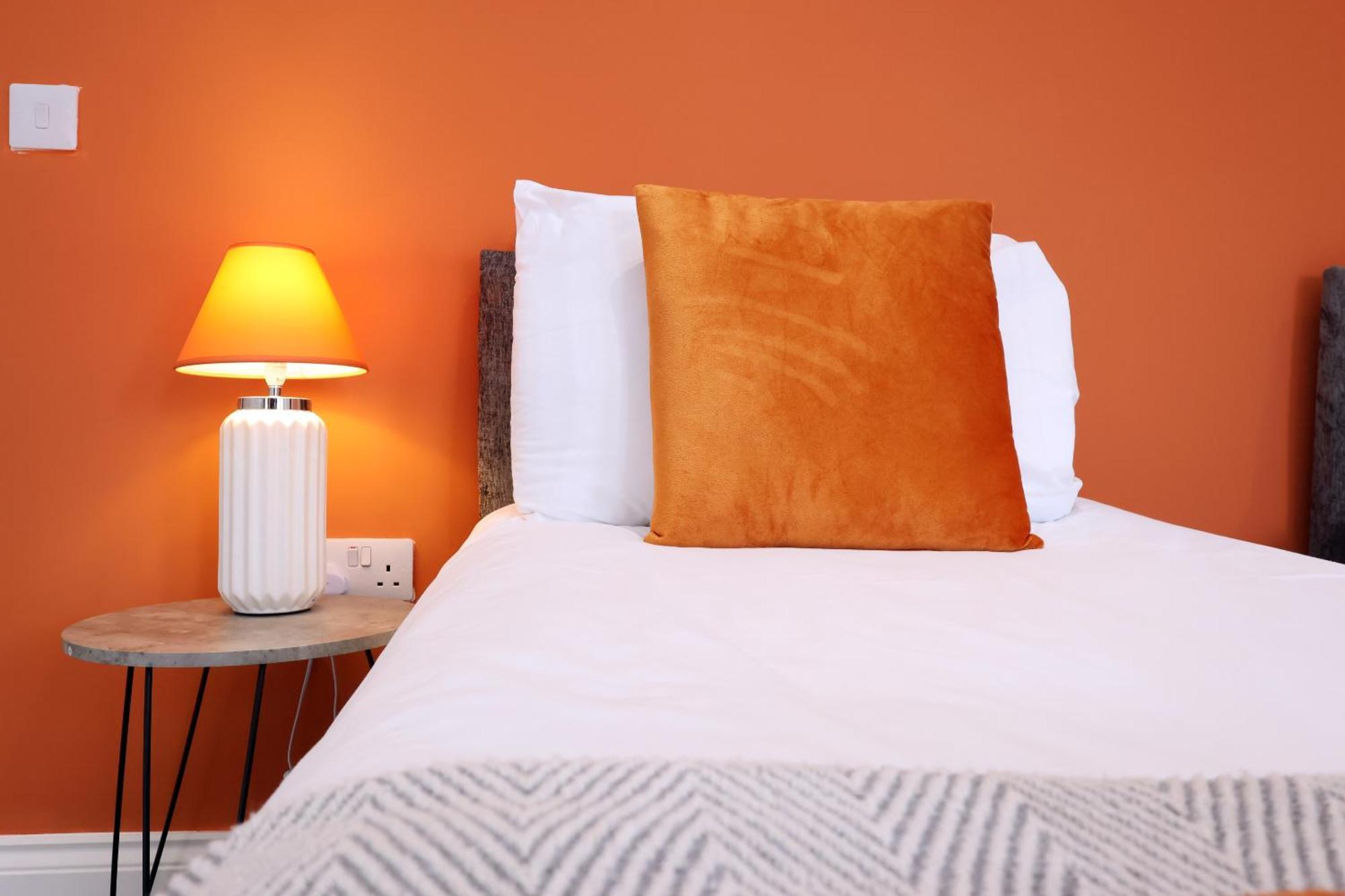 Large 2 Bed With Balcony And Private Parking *