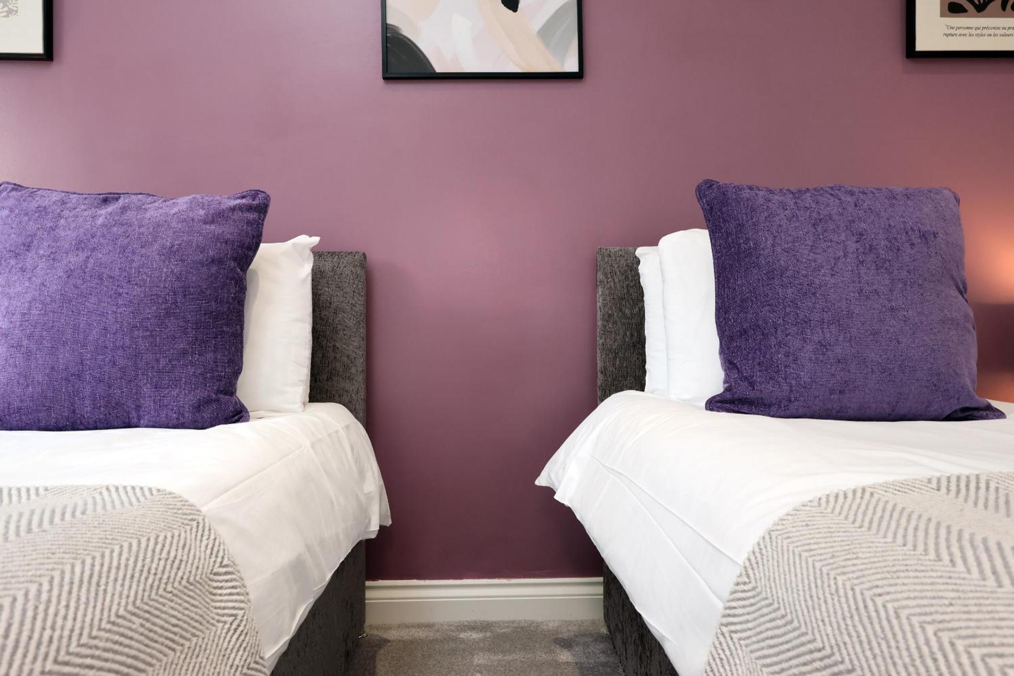 Large 2 Bed With Balcony And Private Parking *