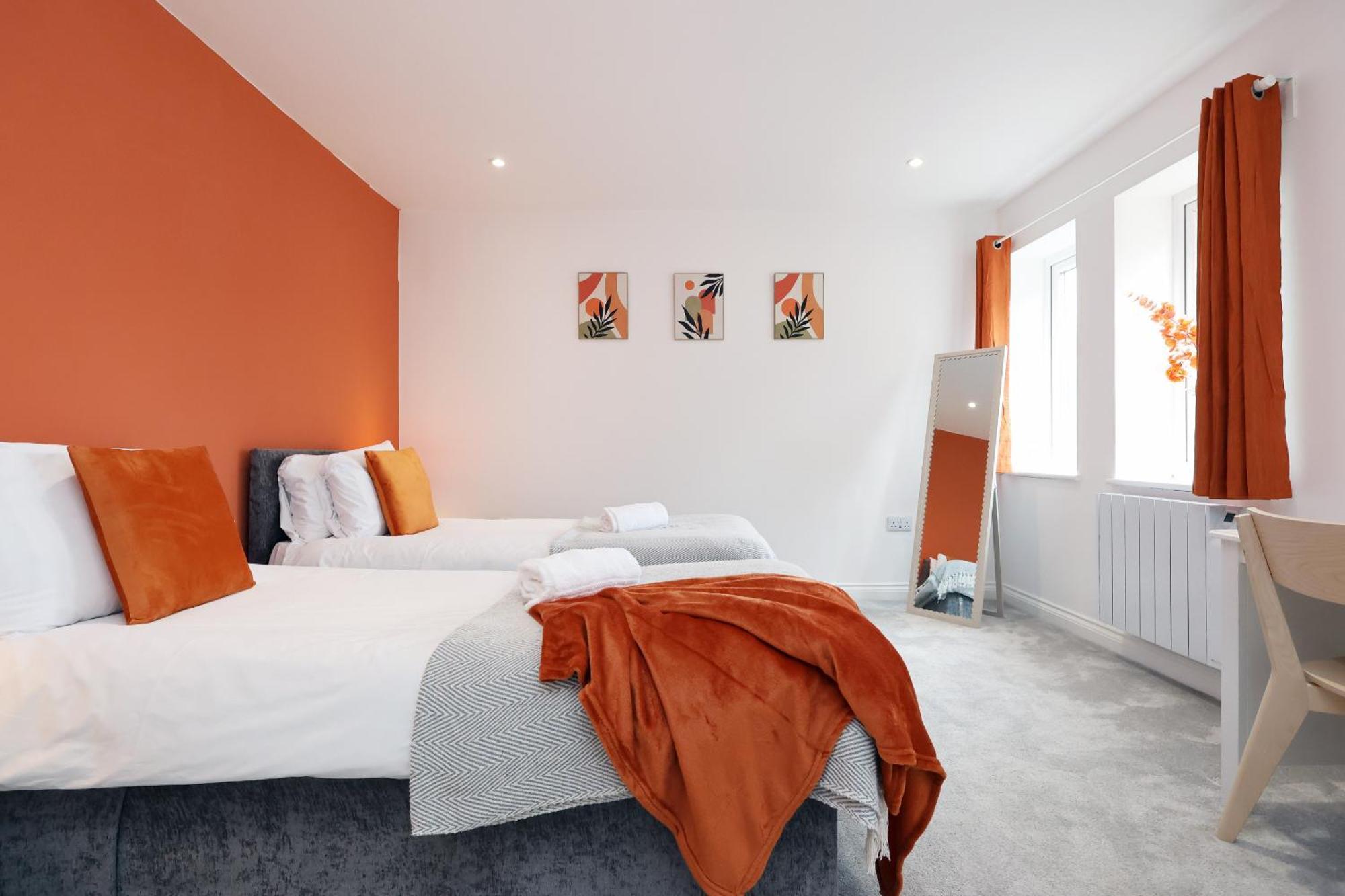 Large 2 Bed With Balcony And Private Parking