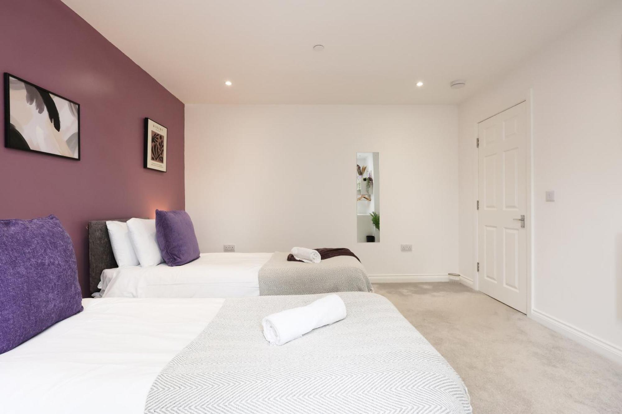 Large 2 Bed With Balcony And Private Parking Holiday home *