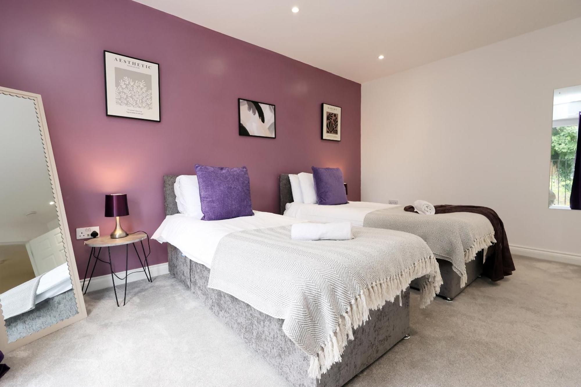 Large 2 Bed With Balcony And Private Parking Holiday home