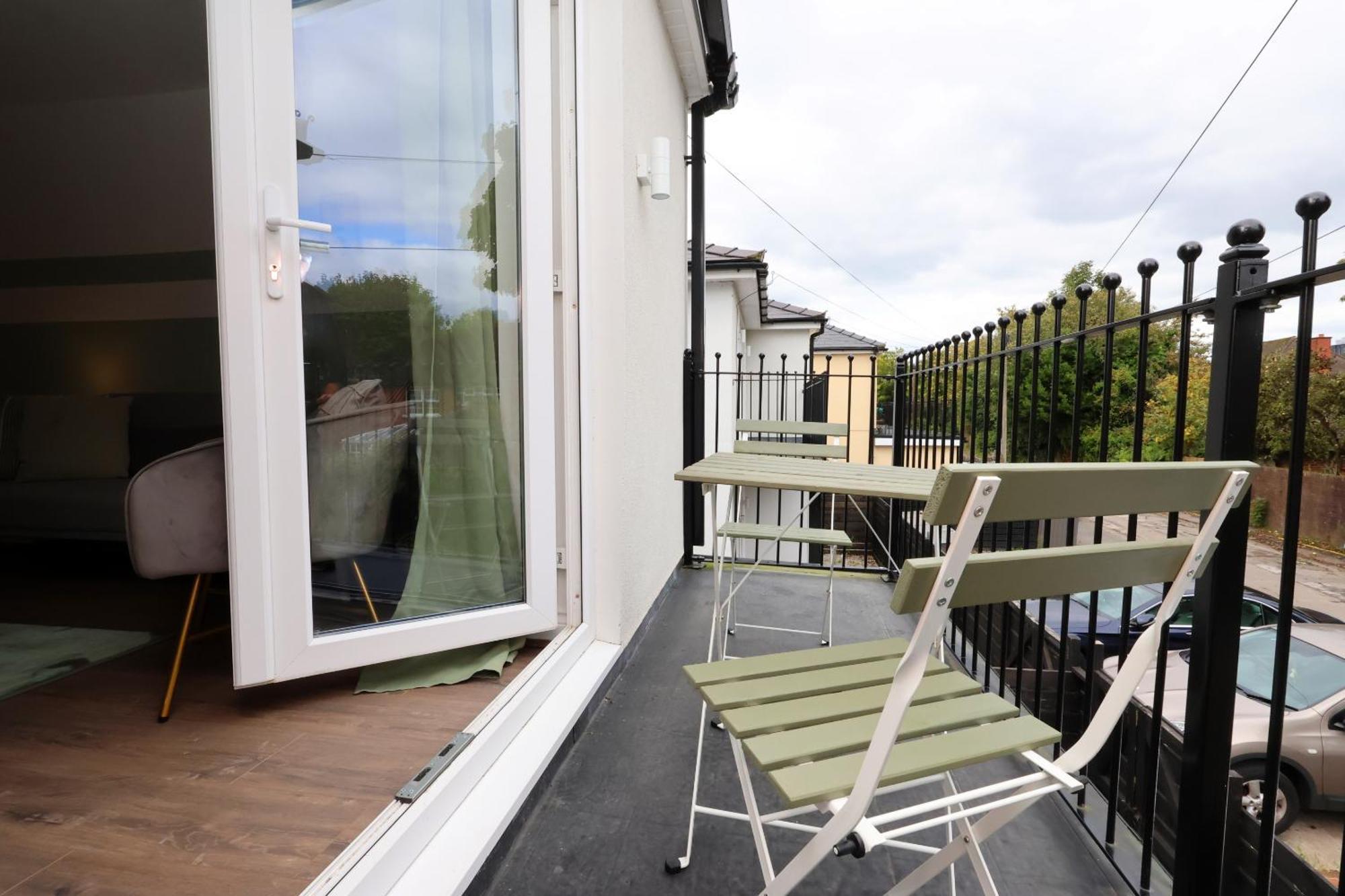 Large 2 Bed With Balcony And Private Parking