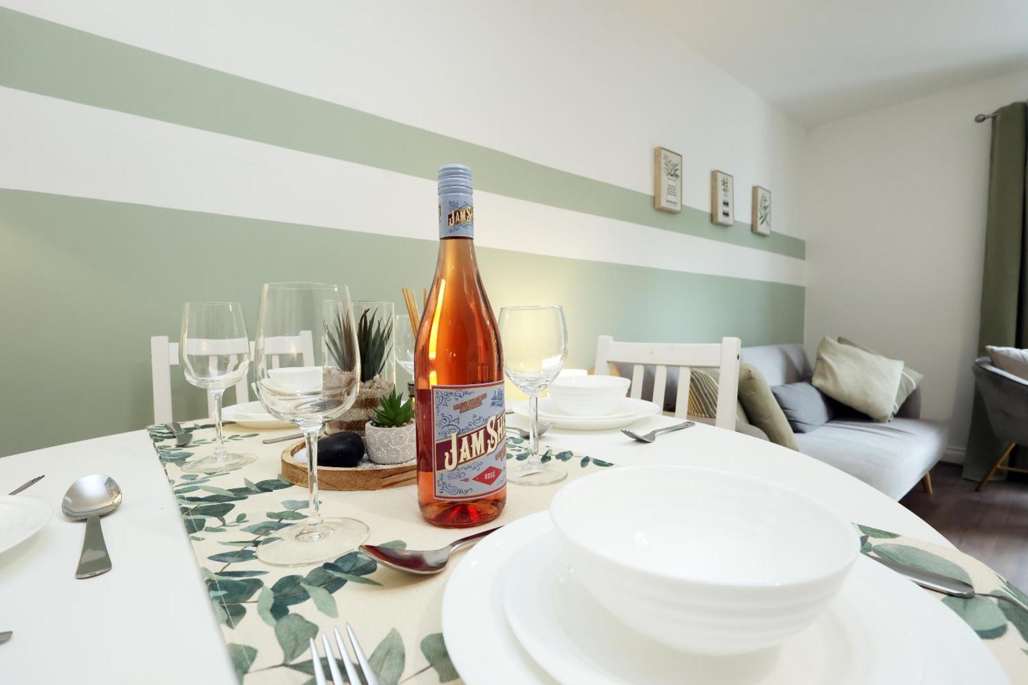 Large 2 Bed With Balcony And Private Parking Holiday home *