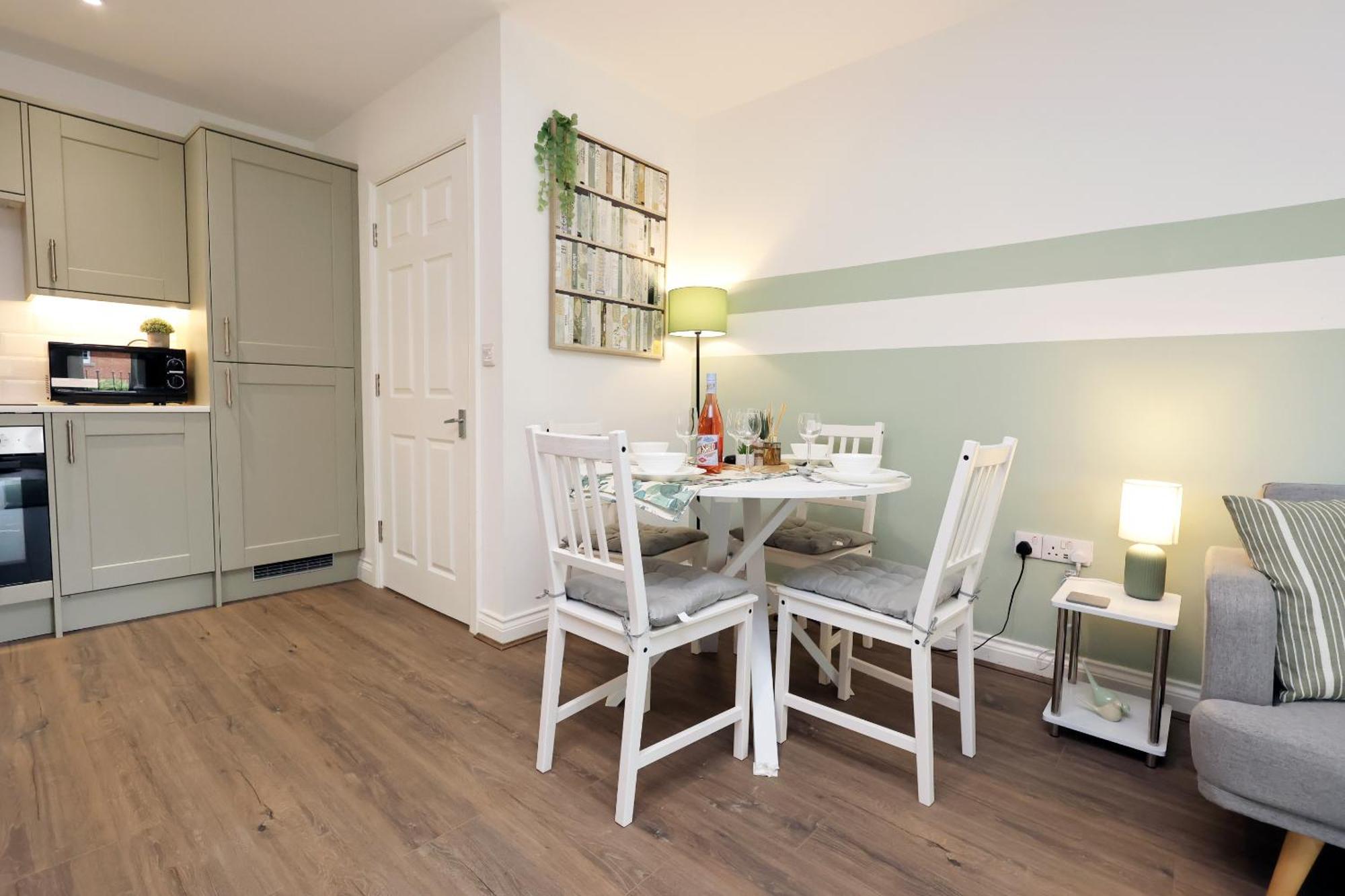 Large 2 Bed With Balcony And Private Parking Holiday home Cardiff