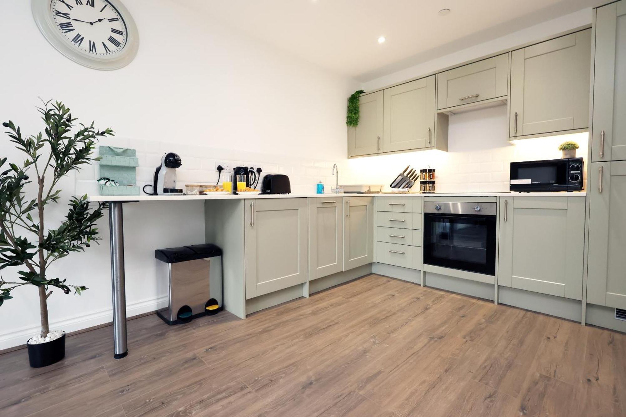 Large 2 Bed With Balcony And Private Parking * Cardiff