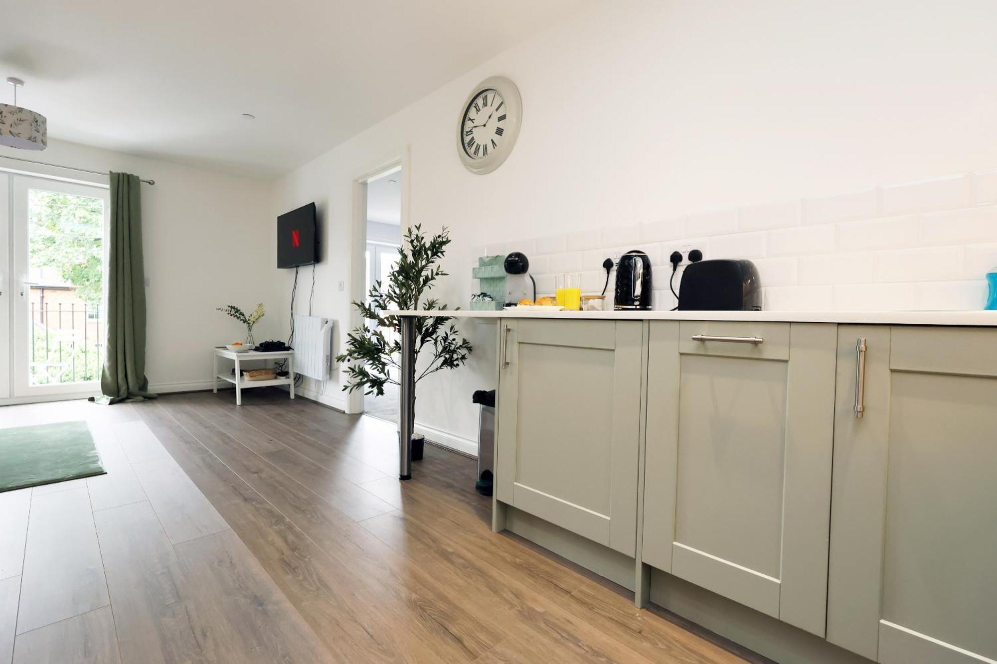 Large 2 Bed With Balcony And Private Parking