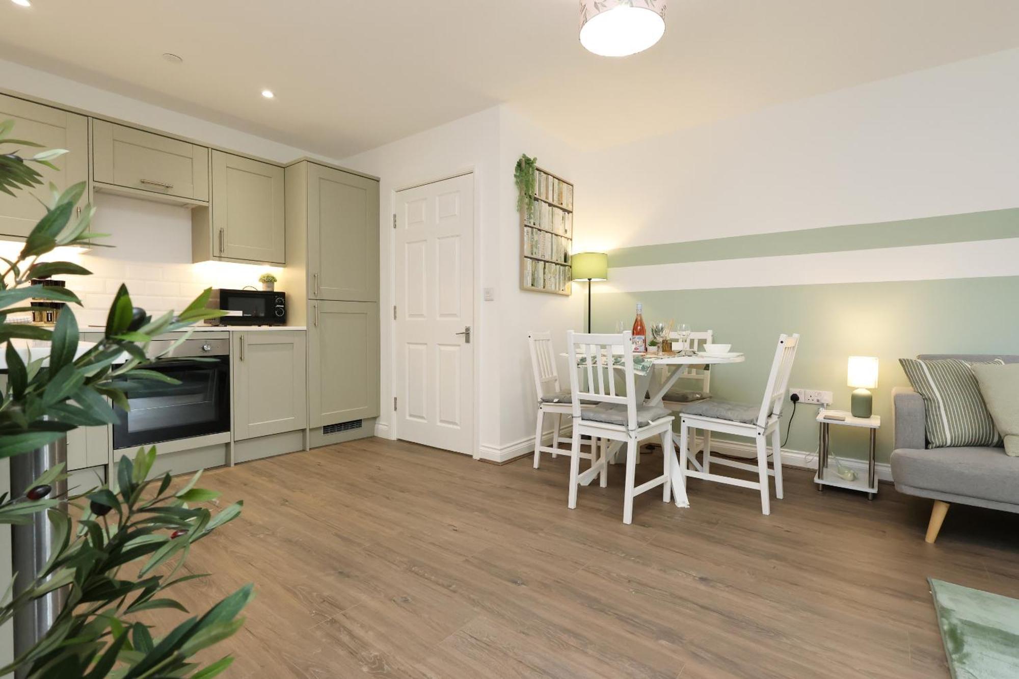 Holiday home Large 2 Bed With Balcony And Private Parking