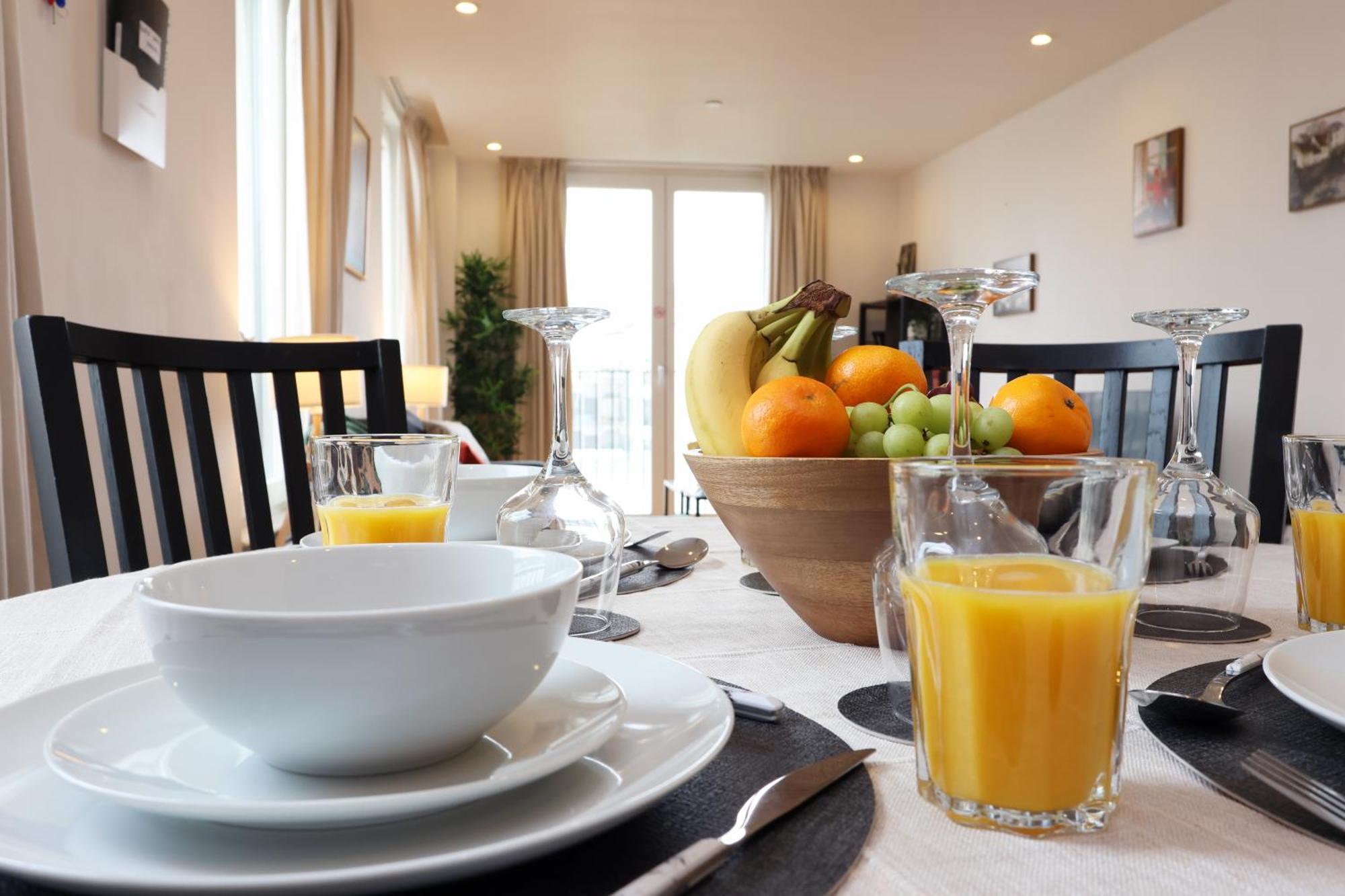 Super Central-quiet-parking-by Fabaccommodation Apartment