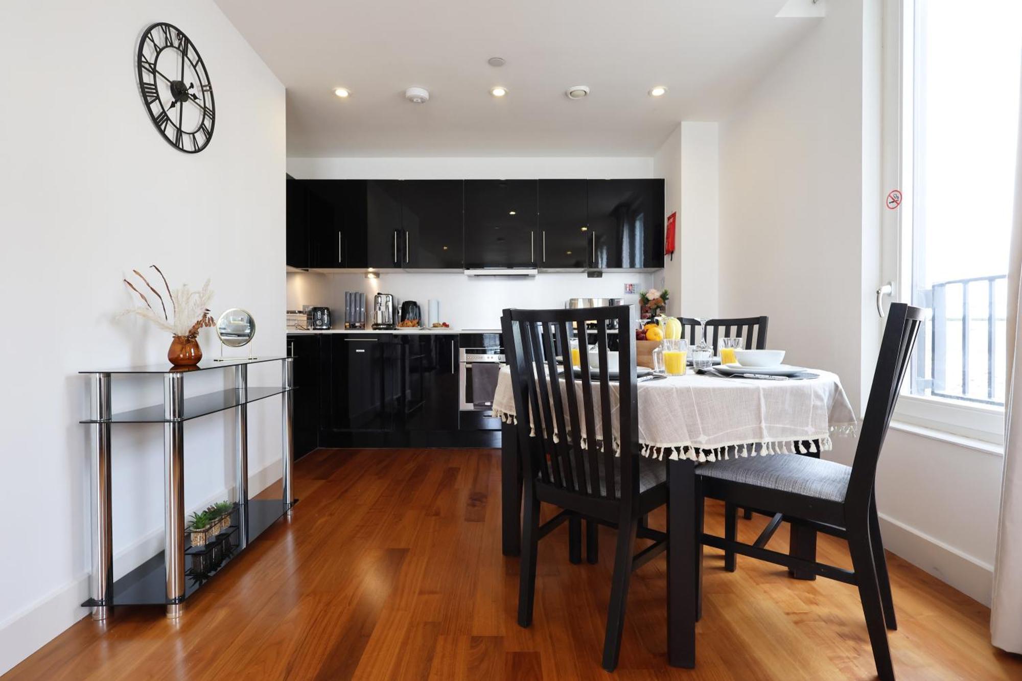 Apartment Super Central-quiet-parking-by Fabaccommodation Cardiff