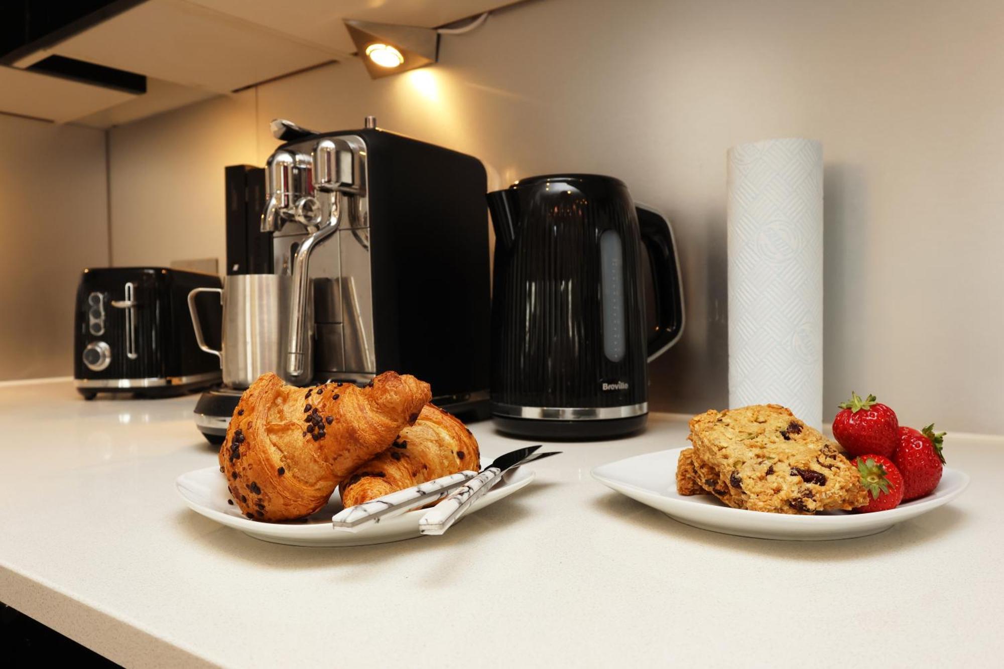 Super Central-quiet-parking-by Fabaccommodation Apartment