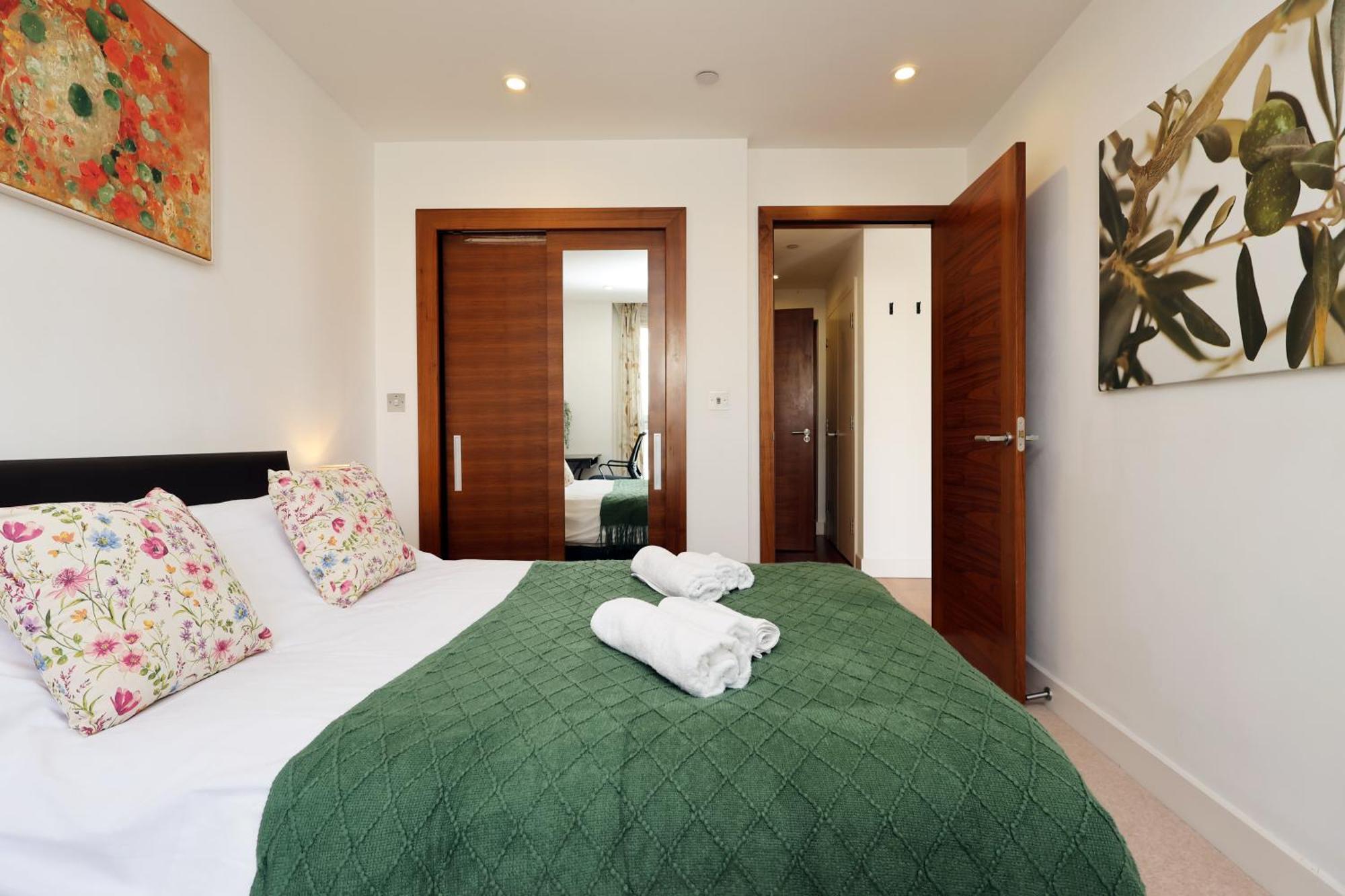 Apartment Super Central-quiet-parking-by Fabaccommodation Cardiff