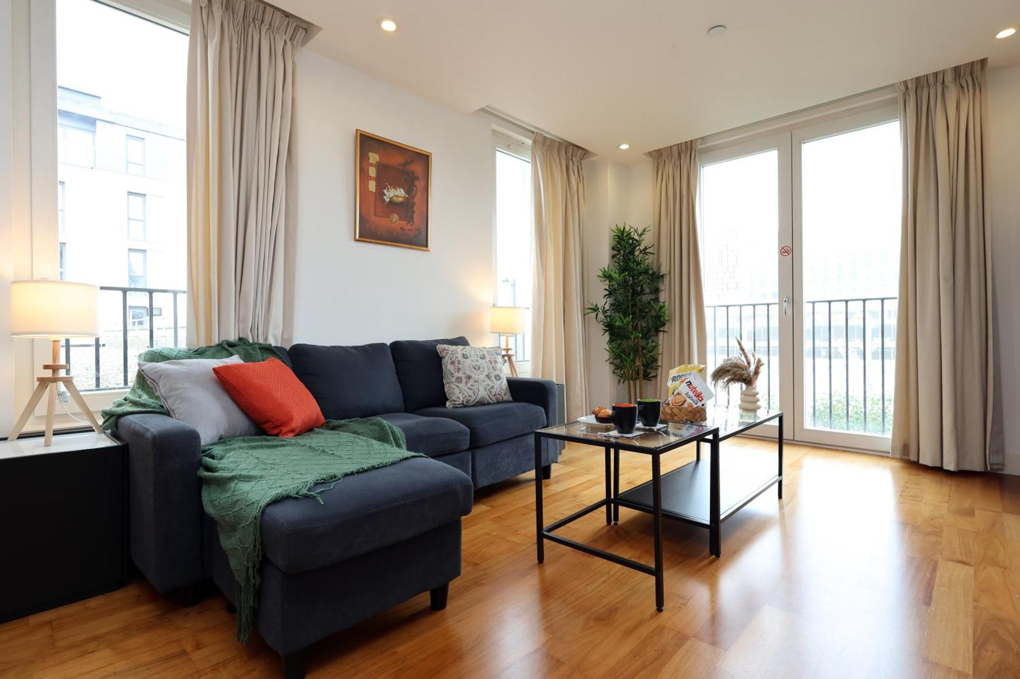 Super Central-quiet-parking-by Fabaccommodation Apartment *