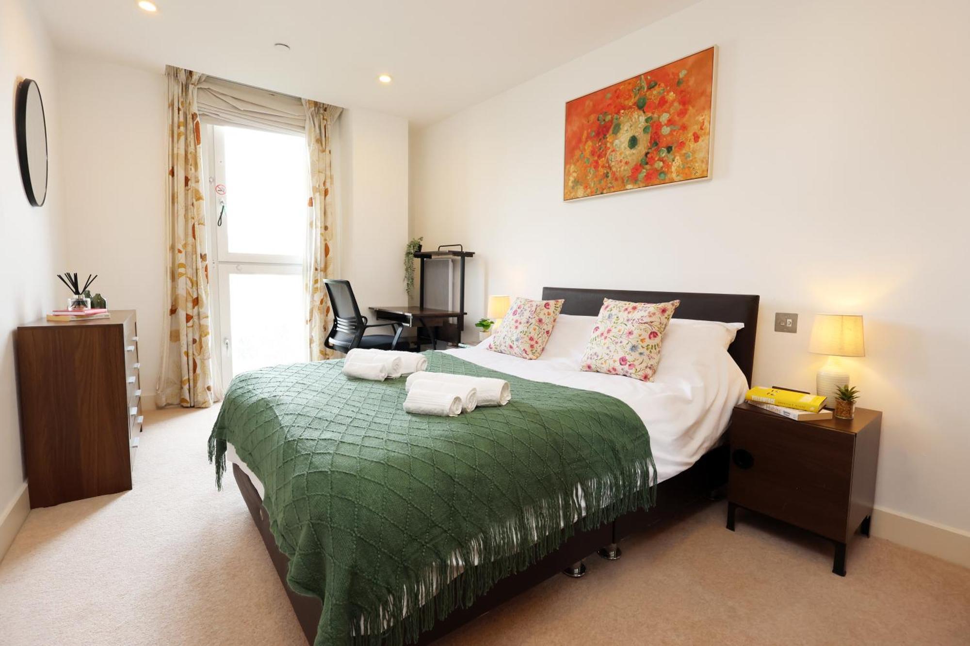 Super Central-quiet-parking-by Fabaccommodation Apartment Cardiff