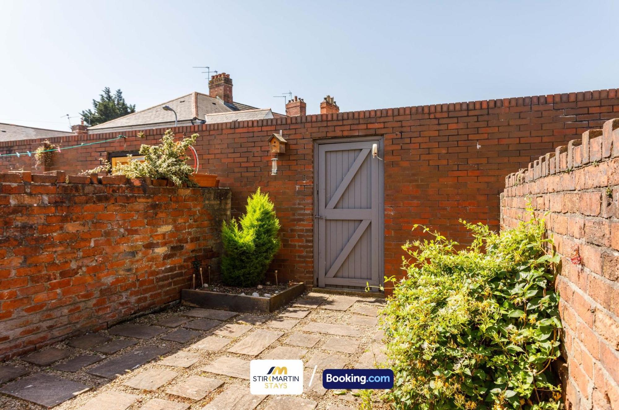 Comfy 3bed House By Stirkmartin Short Lets & Serviced With Free Parking & 8mins To Centre *