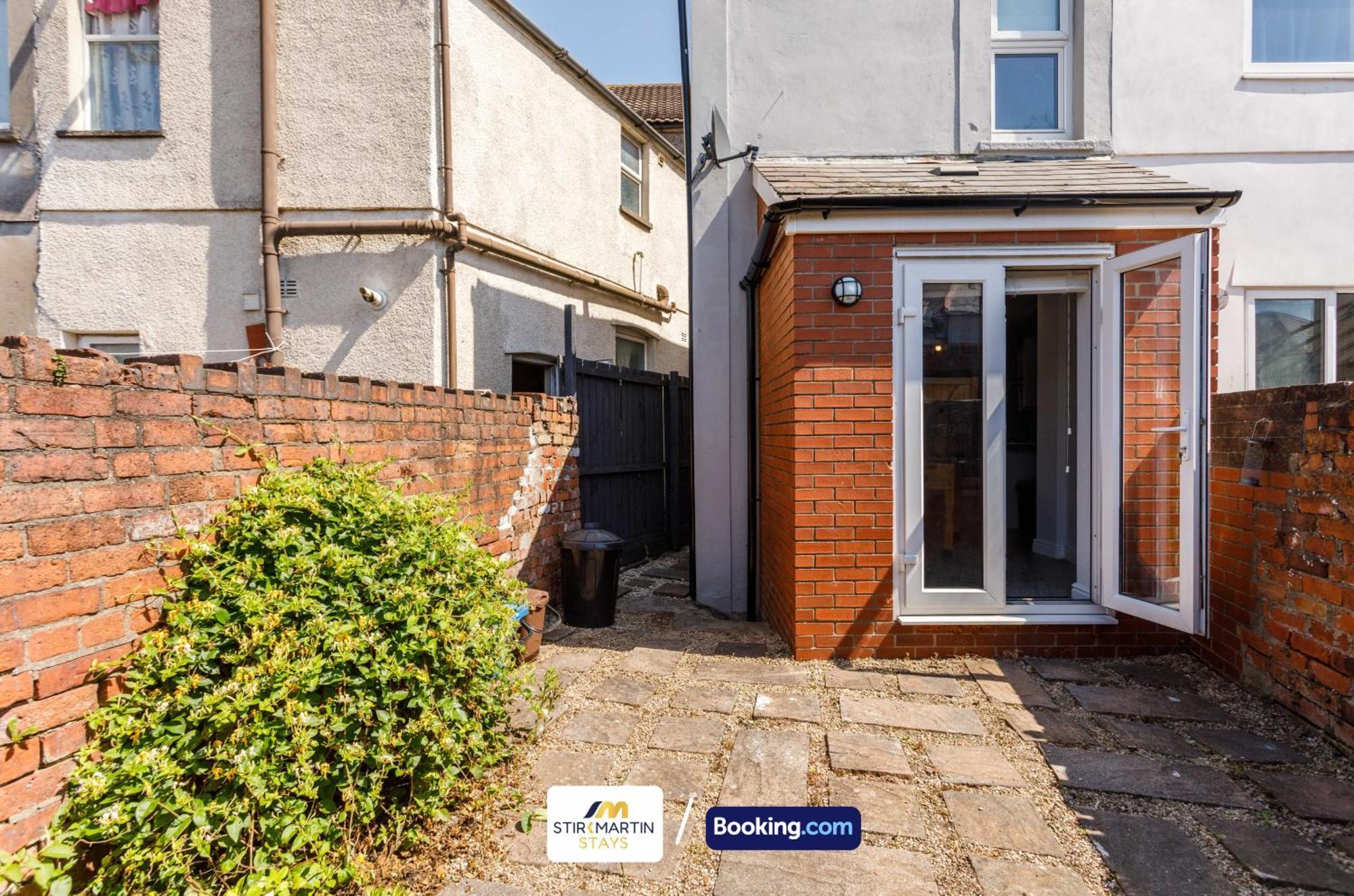 Comfy 3bed House By Stirkmartin Short Lets & Serviced With Free Parking & 8mins To Centre Cardiff