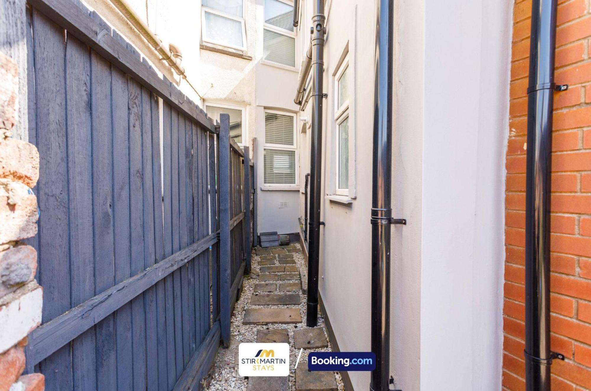 Comfy 3bed House By Stirkmartin Short Lets & Serviced With Free Parking & 8mins To Centre