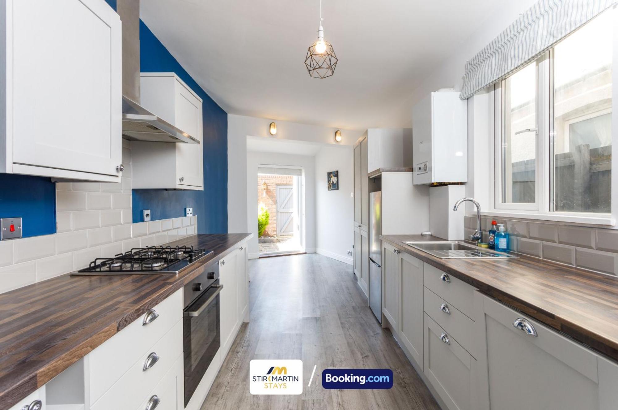 Comfy 3bed House By Stirkmartin Short Lets & Serviced With Free Parking & 8mins To Centre Holiday home
